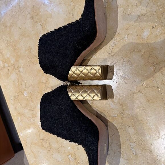 Chanel gray boots with gold embellished heel. Size 41 - Picture 10 of 17